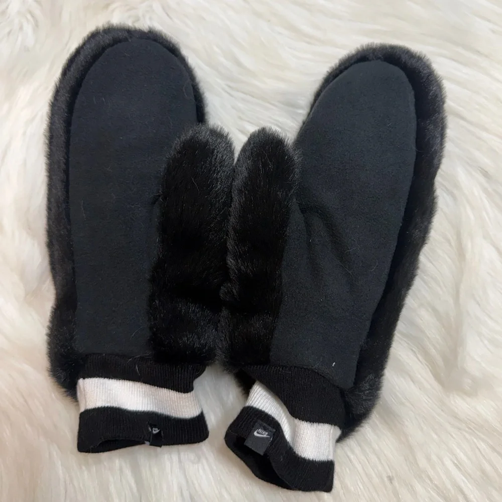 Nike Women’s Warm Faux Fur Mittens Black White Winter Soft Gloves Size XS/S